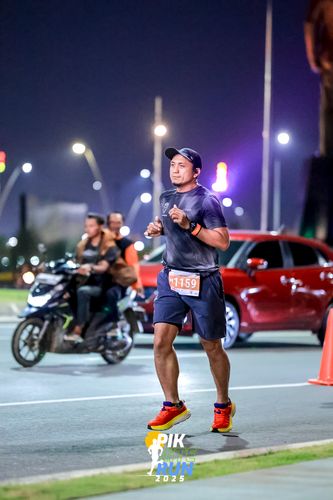 Race photo from PIK NITE RUN 2025