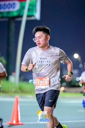Race photo from PIK NITE RUN 2025