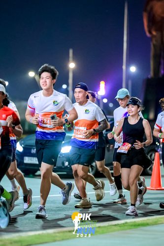 Race photo from PIK NITE RUN 2025