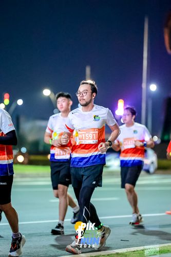 Race photo from PIK NITE RUN 2025