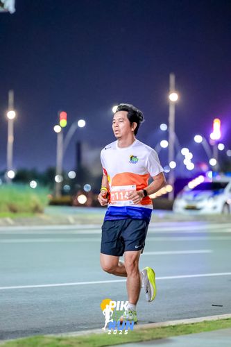 Race photo from PIK NITE RUN 2025