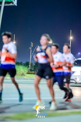 Race photo from PIK NITE RUN 2025