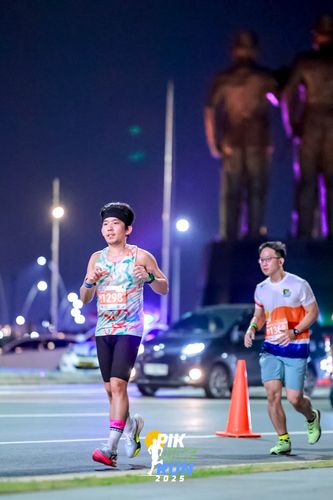Race photo from PIK NITE RUN 2025