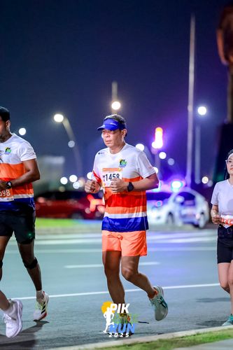 Race photo from PIK NITE RUN 2025