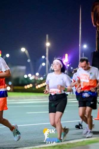 Race photo from PIK NITE RUN 2025