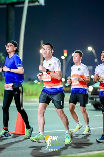 Race photo from PIK NITE RUN 2025