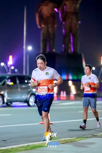 Race photo from PIK NITE RUN 2025