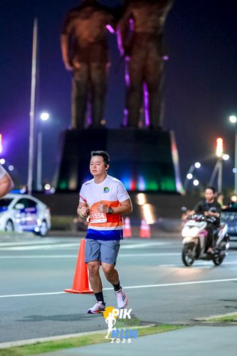 Race photo from PIK NITE RUN 2025