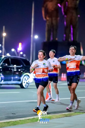 Race photo from PIK NITE RUN 2025