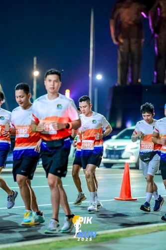 Race photo from PIK NITE RUN 2025