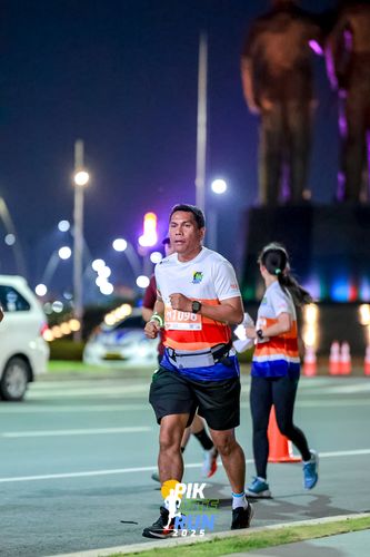 Race photo from PIK NITE RUN 2025
