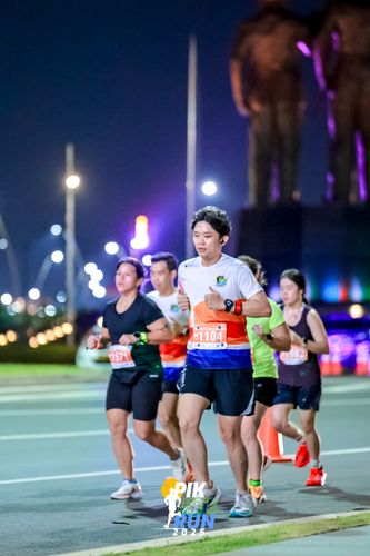 Race photo from PIK NITE RUN 2025