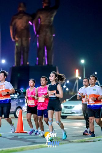 Race photo from PIK NITE RUN 2025