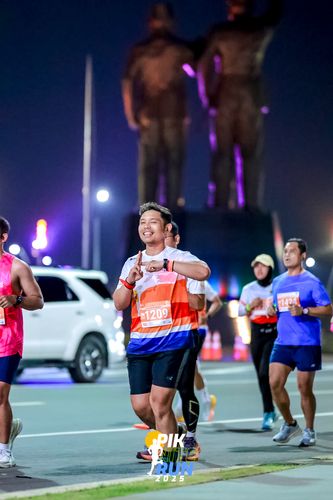 Race photo from PIK NITE RUN 2025