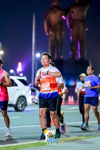 Race photo from PIK NITE RUN 2025