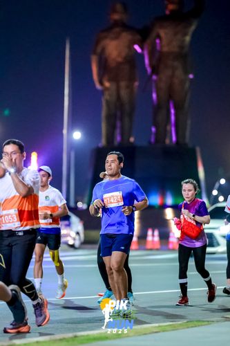 Race photo from PIK NITE RUN 2025