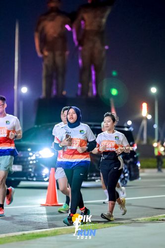 Race photo from PIK NITE RUN 2025