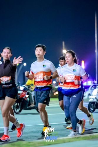 Race photo from PIK NITE RUN 2025