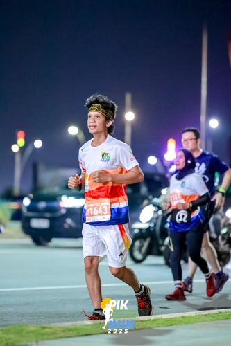 Race photo from PIK NITE RUN 2025