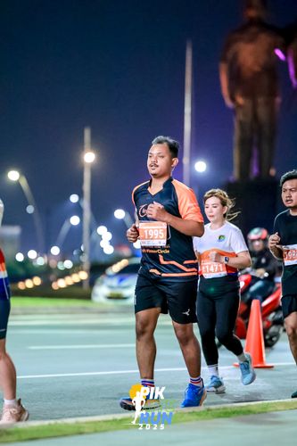Race photo from PIK NITE RUN 2025