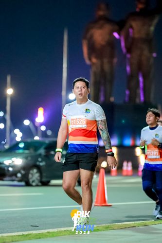 Race photo from PIK NITE RUN 2025