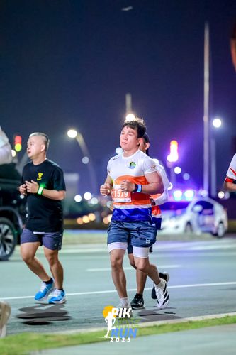 Race photo from PIK NITE RUN 2025