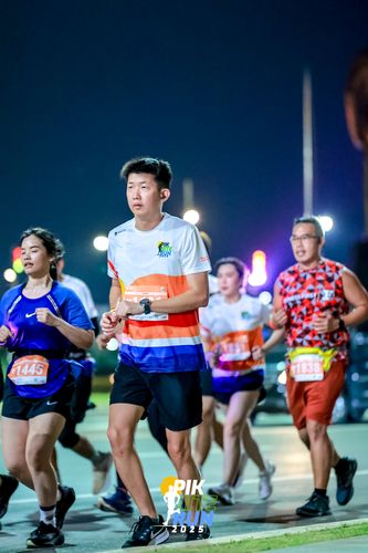 Race photo from PIK NITE RUN 2025