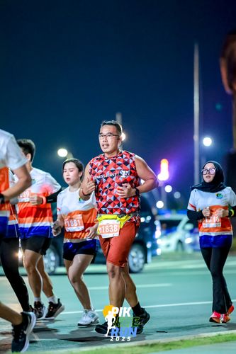 Race photo from PIK NITE RUN 2025