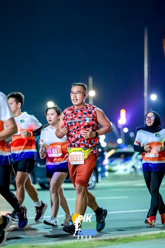 Race photo from PIK NITE RUN 2025
