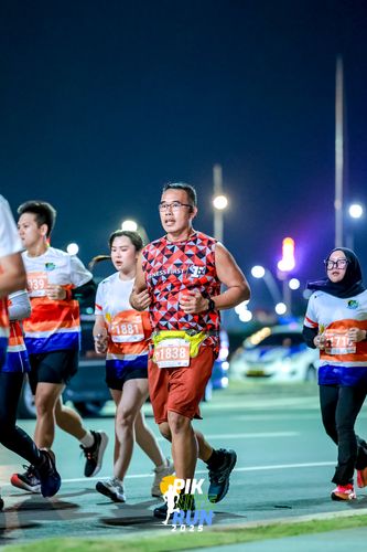 Race photo from PIK NITE RUN 2025