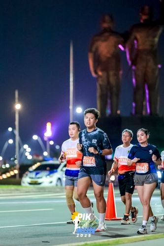 Race photo from PIK NITE RUN 2025