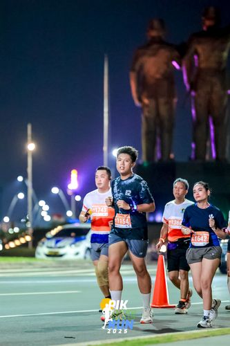 Race photo from PIK NITE RUN 2025
