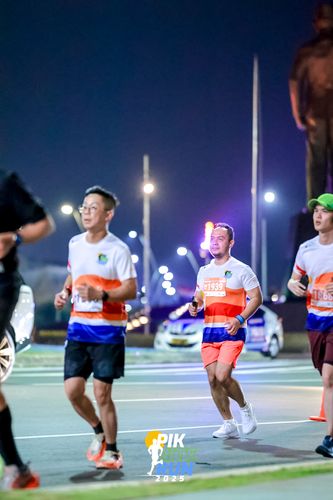 Race photo from PIK NITE RUN 2025