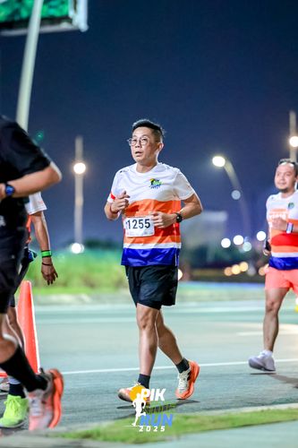 Race photo from PIK NITE RUN 2025