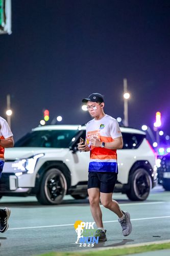 Race photo from PIK NITE RUN 2025