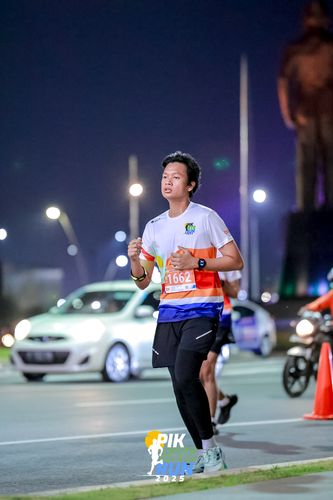 Race photo from PIK NITE RUN 2025