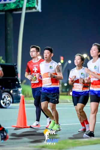 Race photo from PIK NITE RUN 2025