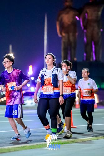 Race photo from PIK NITE RUN 2025