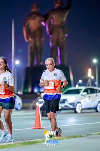 Race photo from PIK NITE RUN 2025