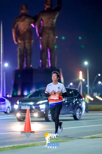 Race photo from PIK NITE RUN 2025