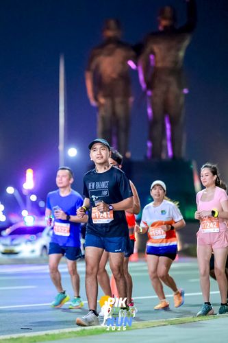 Race photo from PIK NITE RUN 2025