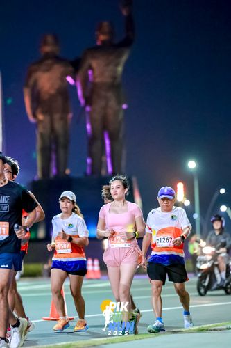 Race photo from PIK NITE RUN 2025