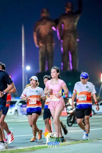 Race photo from PIK NITE RUN 2025