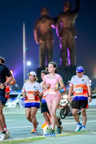 Race photo from PIK NITE RUN 2025