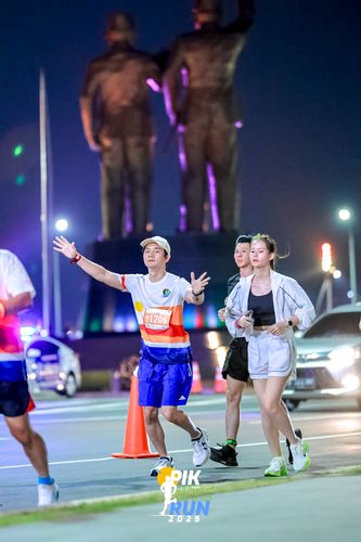 Race photo from PIK NITE RUN 2025