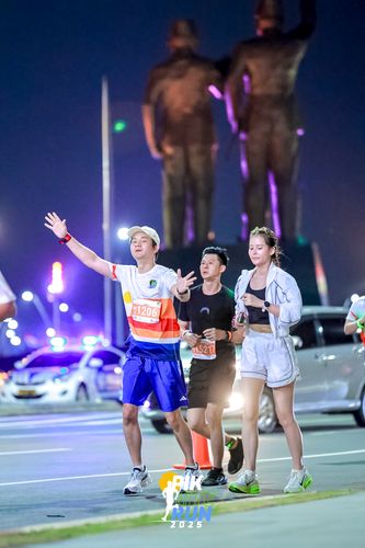 Race photo from PIK NITE RUN 2025