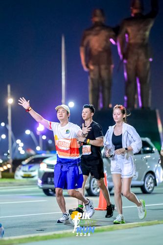 Race photo from PIK NITE RUN 2025