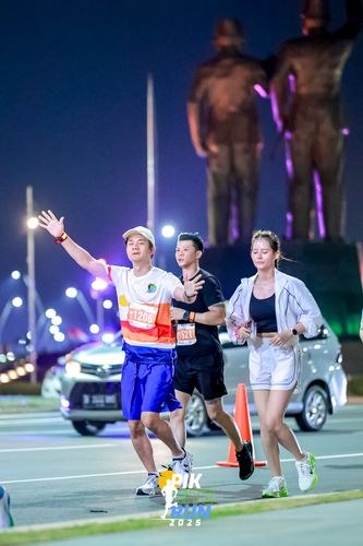 Race photo from PIK NITE RUN 2025