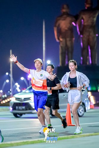 Race photo from PIK NITE RUN 2025