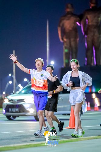 Race photo from PIK NITE RUN 2025